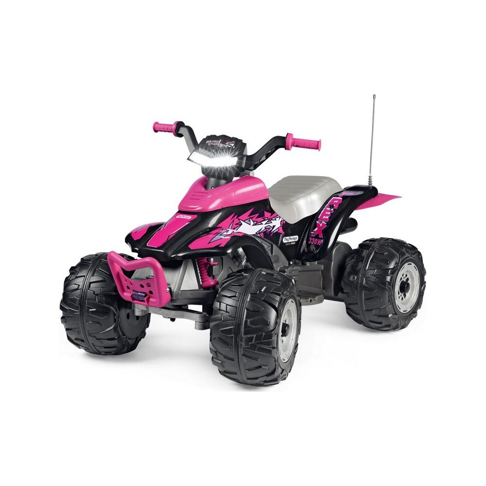 Ein rosa und schwarzes Quad mit großen Reifen, das auf weißem Hintergrund steht.