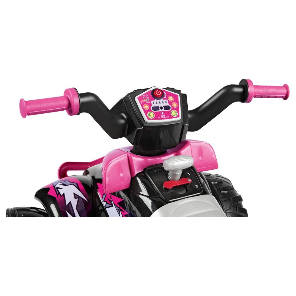 Pinke Lenkergriffe und ein schwarzes Bedienfeld mit Knöpfen an einem Spielzeug-Quad.