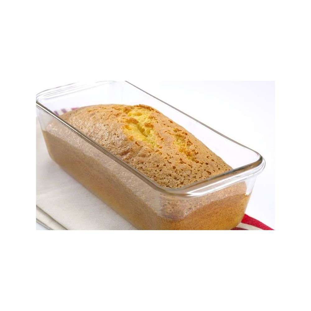 Ein goldbrauner Kuchen in einer klaren Glasform, auf einem Tuch liegend.