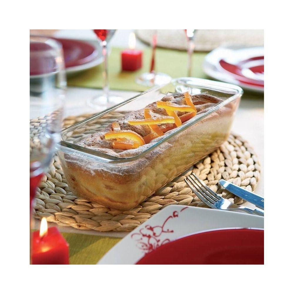Ein Kuchen in einer Glasform, garniert mit Orangenschalen und Puderzucker.