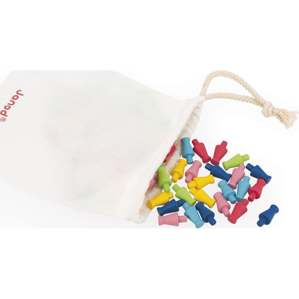 Ein weißer Stoffbeutel mit Kordelzug, aus dem bunte Holzfiguren in Rot, Blau, Gelb und Grün herausfallen.