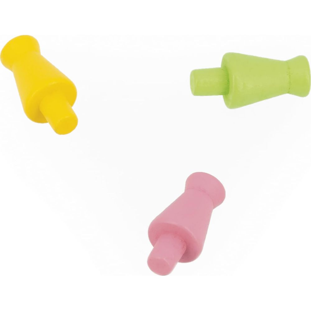 Drei Holzstecker in Gelb, Grün und Rosa auf weißem Hintergrund.