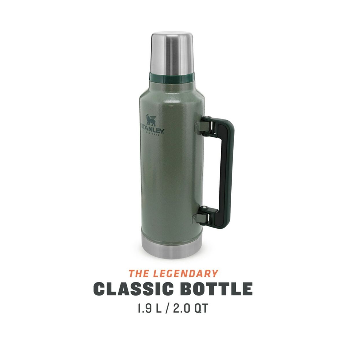 Un termo Stanley verde con tapa plateada y asa negra.