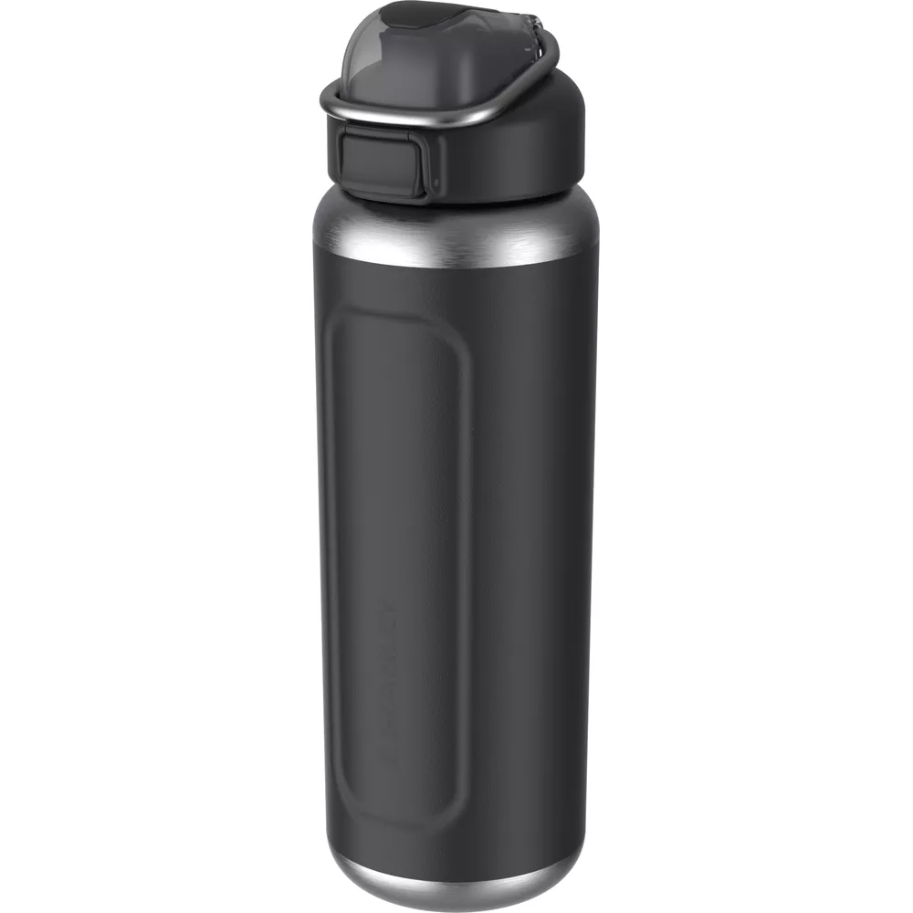 Una botella de agua aislada oscura con detalles plateados y tapa transparente.