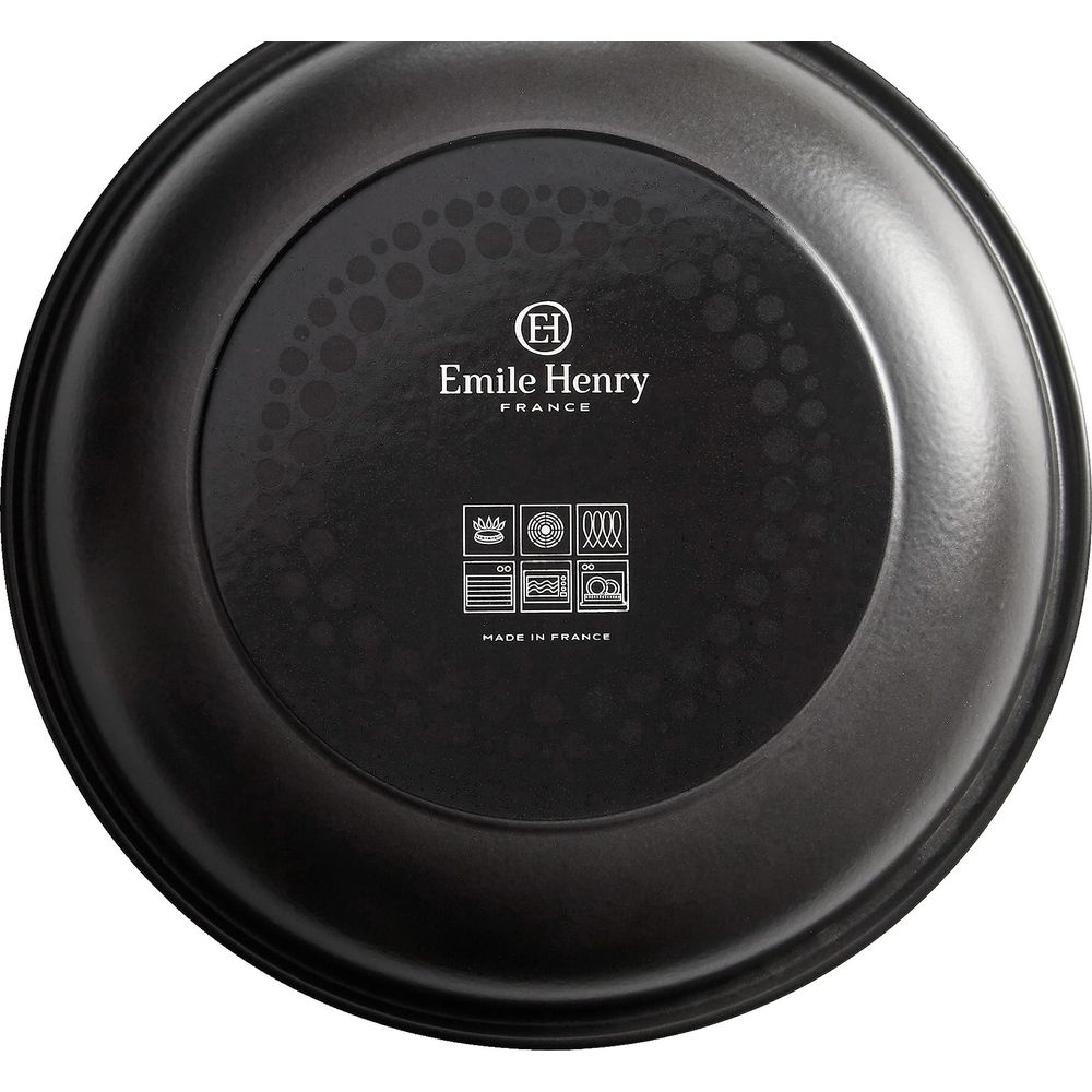 Unterseite einer schwarzen Pfanne mit Emile Henry Logo und Symbolen.