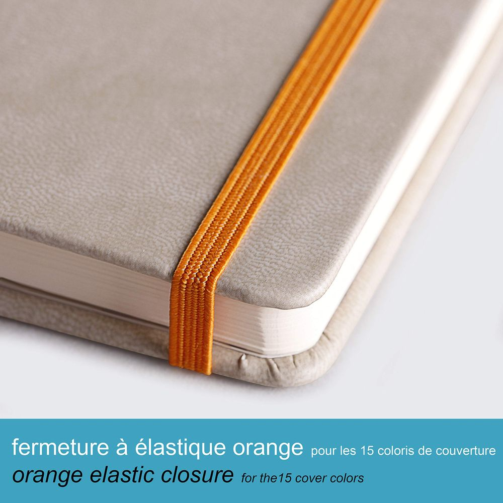 Graues Notizbuch mit einem orangefarbenen Gummiband als Verschluss.