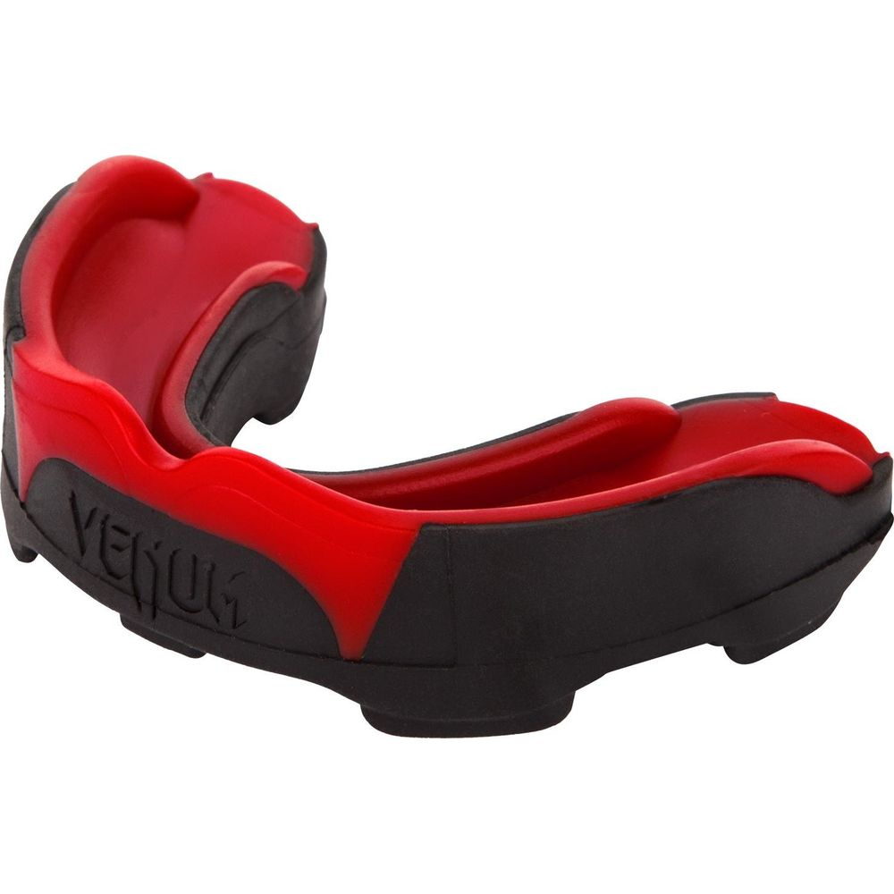 Ein roter und schwarzer Mundschutz mit dem Logo "VENUM".