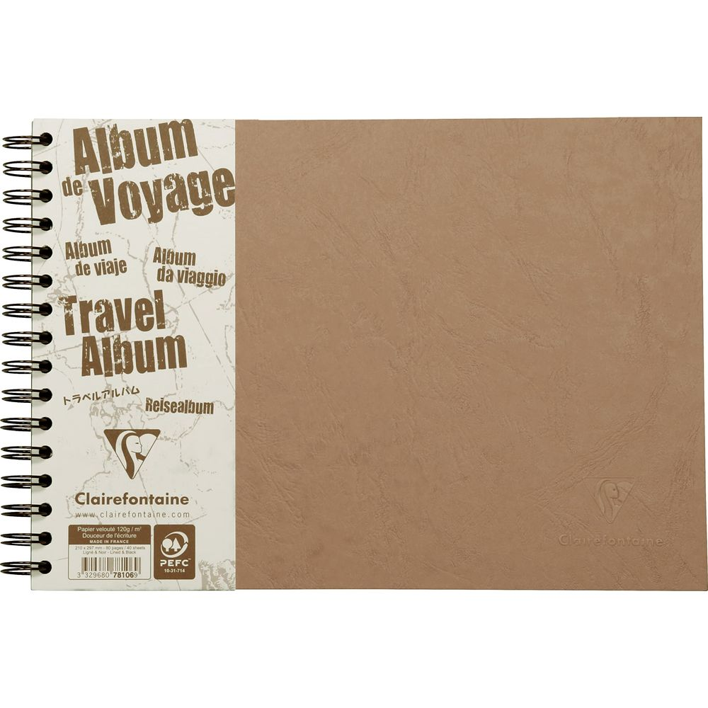 Braunes Notizbuch mit Aufdruck 'Album de Voyage' und verschiedenen Übersetzungen.