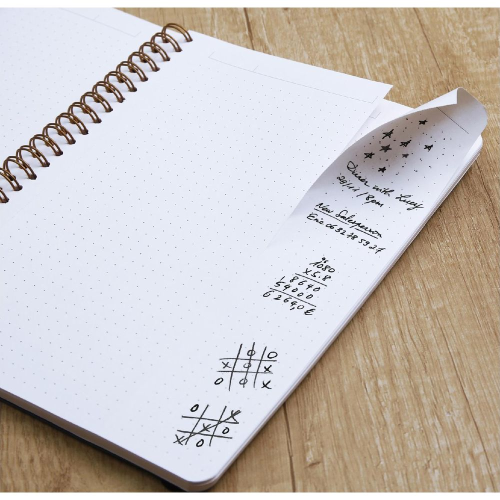 Notizbuch mit handschriftlichen Notizen, Zeichnungen und Tic-Tac-Toe-Spielen.