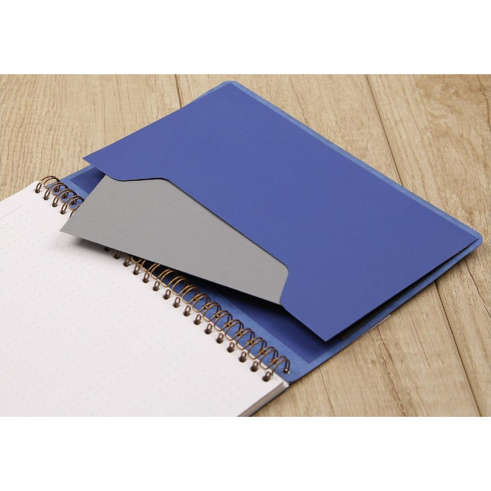 Ein blauer Ordner liegt auf einem Notizbuch mit Spiralbindung.