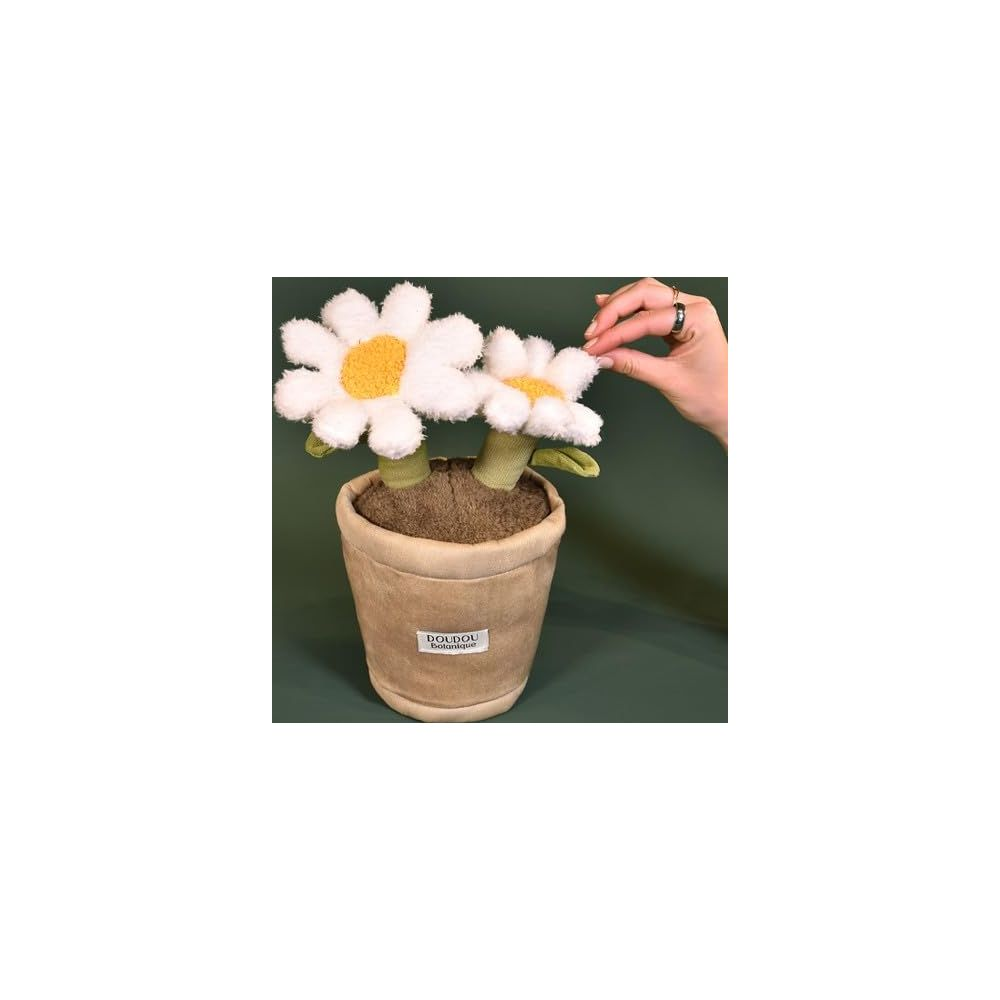 Fiori di peluche in un vaso, una mano tocca un petalo.