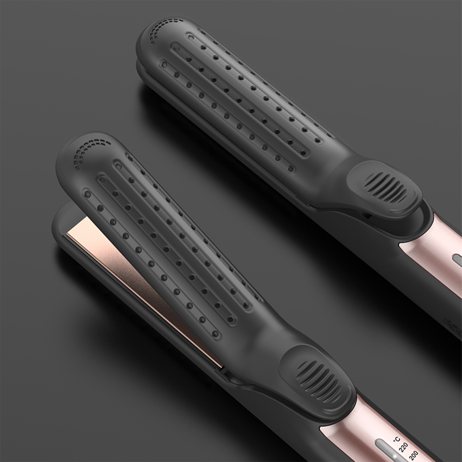 Due piastre per capelli nere con accenti oro rosa su sfondo scuro.