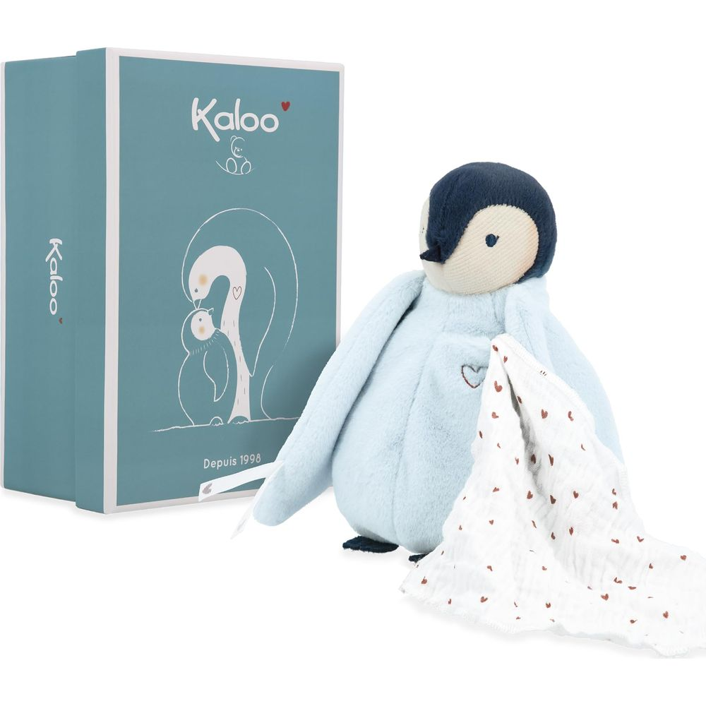 Un peluche pinguino blu con coperta bianca a cuori accanto a una scatola blu.