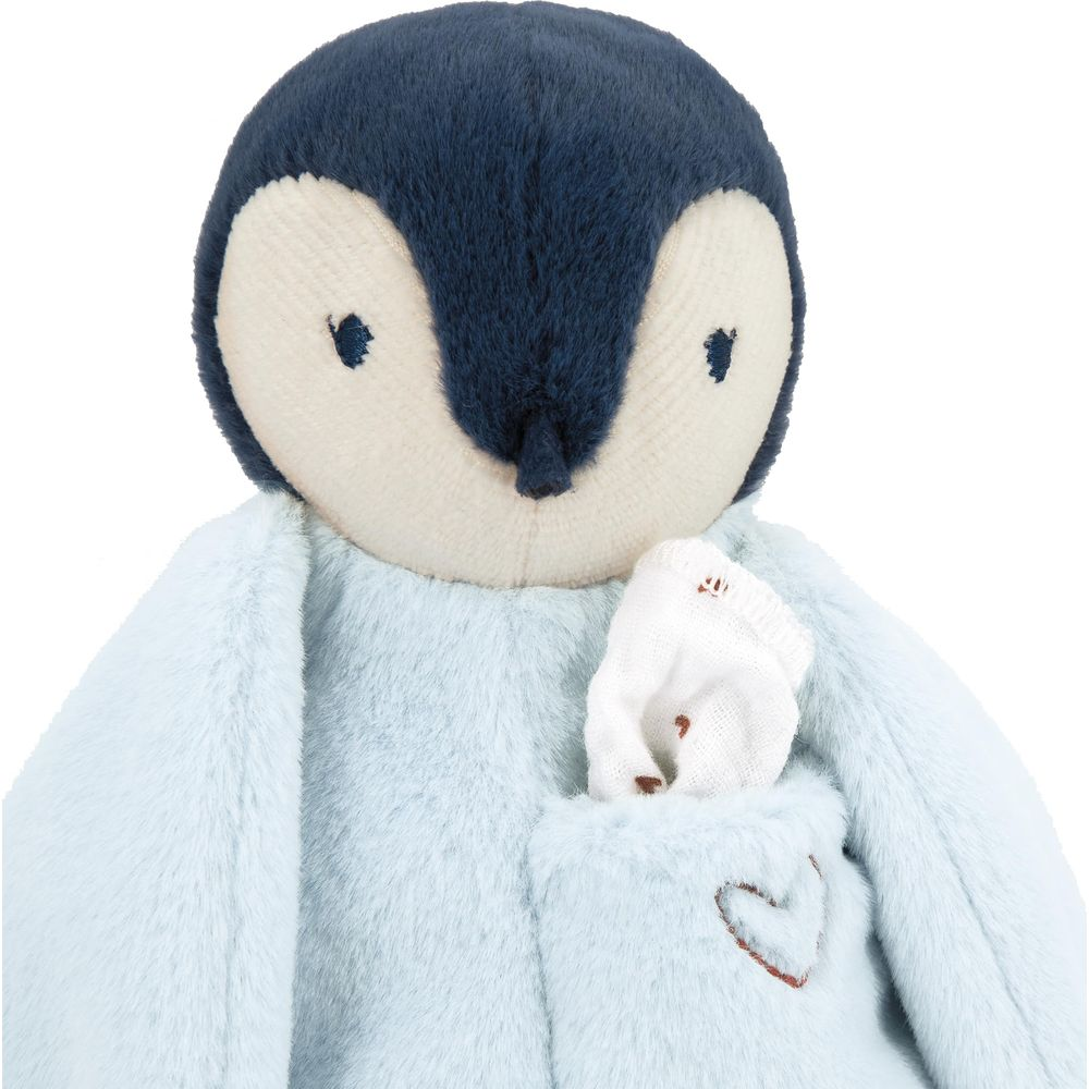 Un pinguino di peluche azzurro con un fazzoletto bianco in tasca.