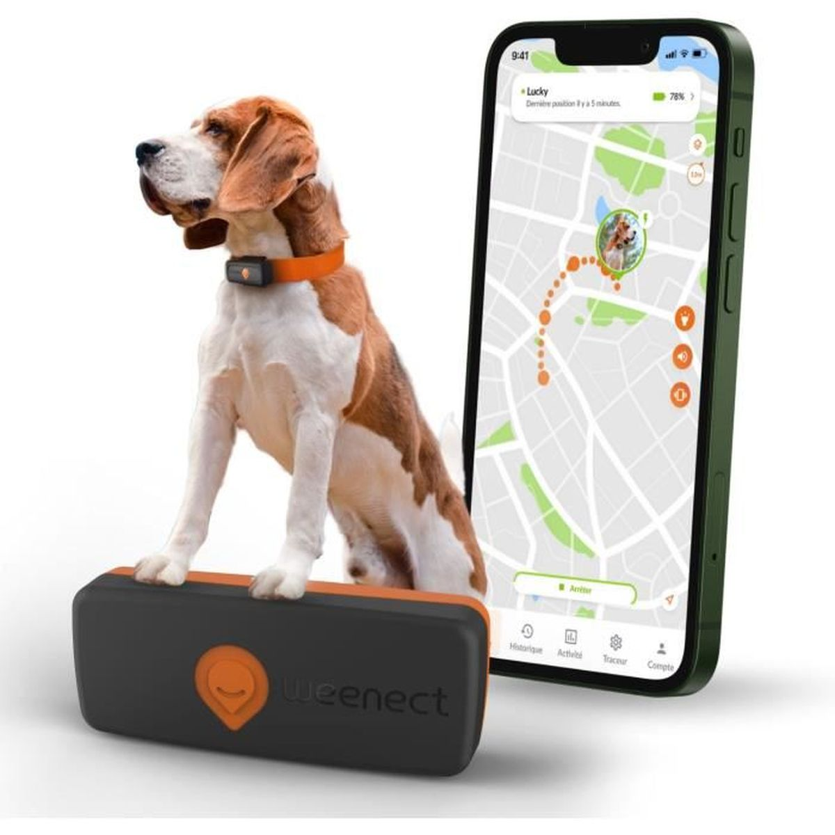 Ein Beagle sitzt auf einem schwarzen GPS-Tracker mit orangenem Rand neben einem Smartphone.