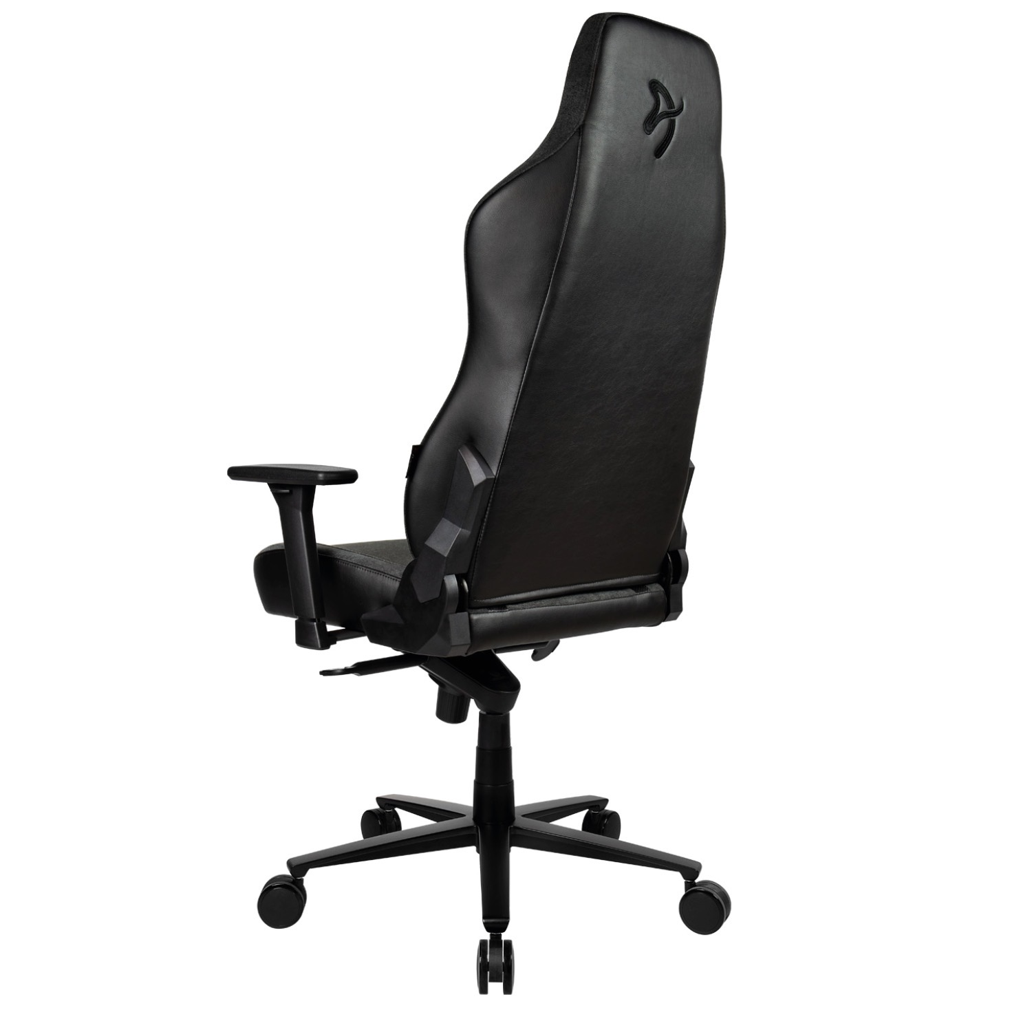 Sedia da gaming nera con schienale alto e braccioli, su ruote.