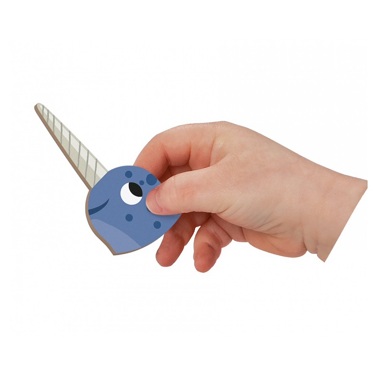 Una mano di bambino tiene un giocattolo narvalo blu con una zanna bianca.