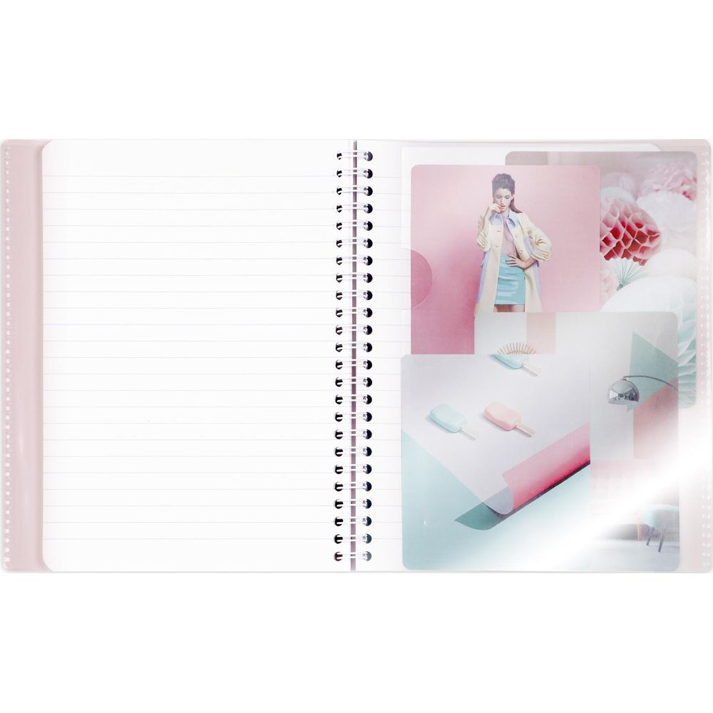 Ein offenes Notizbuch mit linierten Seiten links und Fotos rechts.