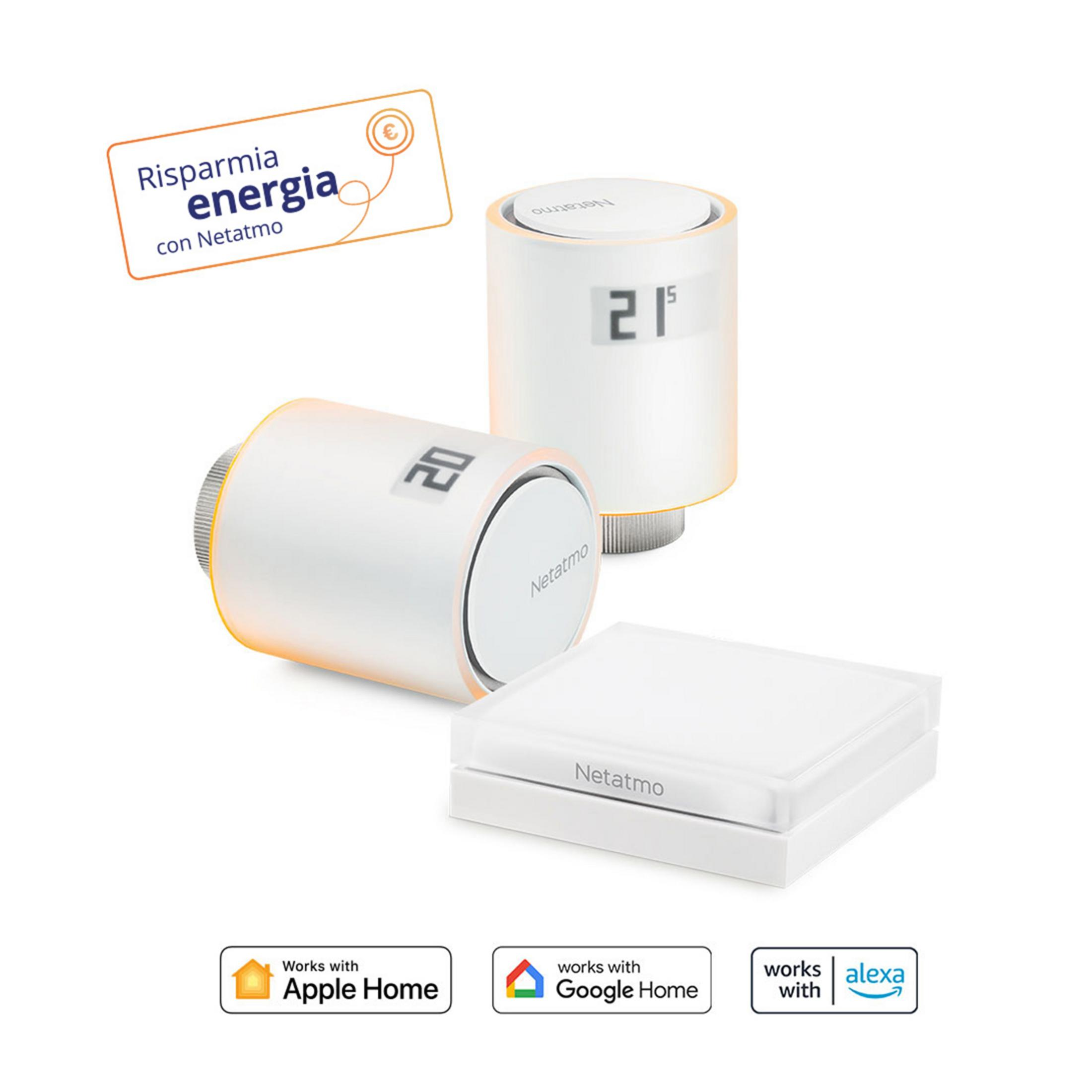Weiße Netatmo-Thermostatventile und ein weißer Würfel mit Logos.