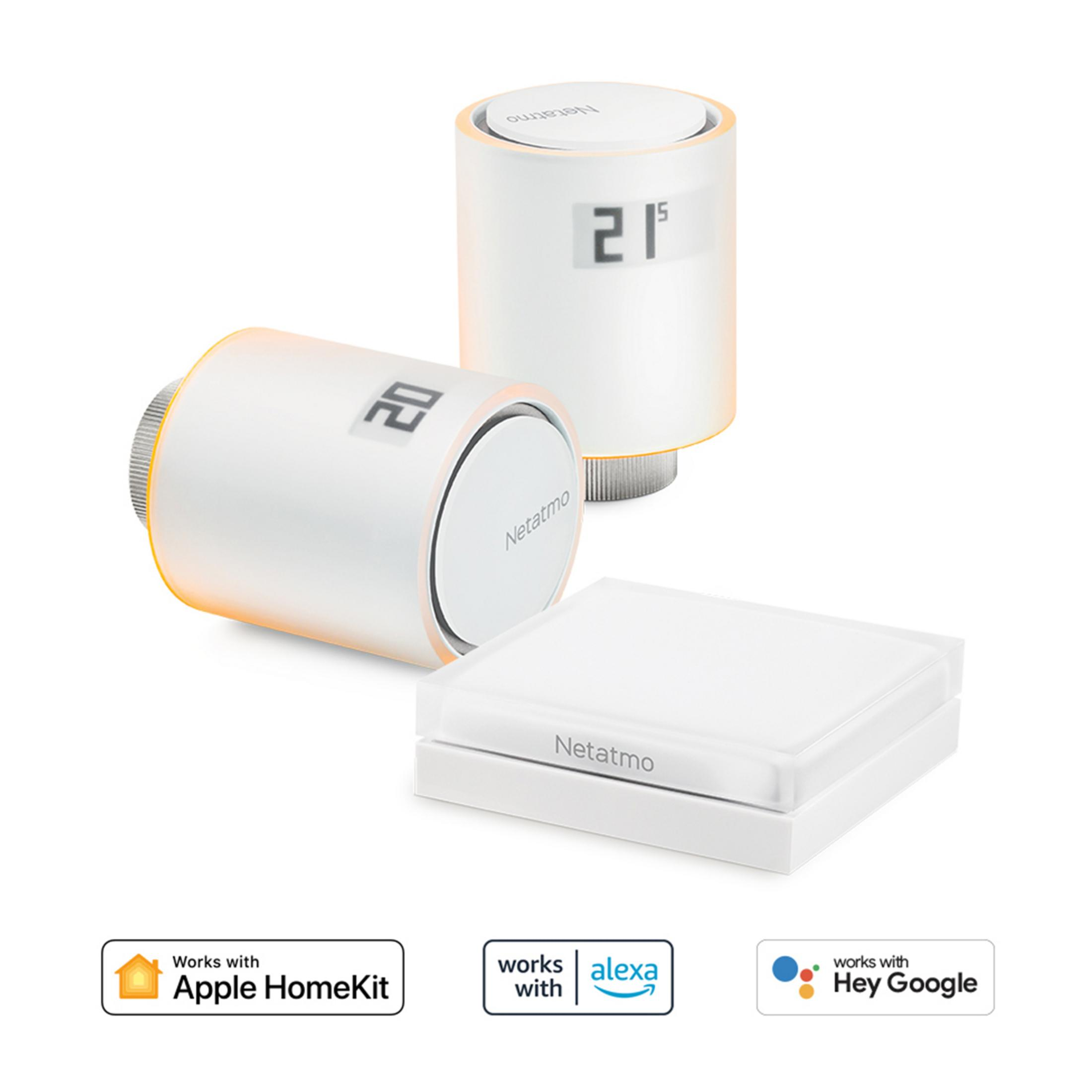 Netatmo Thermostat-Köpfe und ein Basismodul, mit Logos für Apple HomeKit, Alexa und Google.