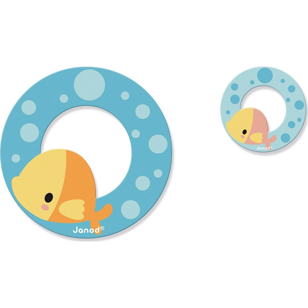 Due anelli blu con pesci: uno grande con un pesce giallo-arancio e uno piccolo con un pesce giallo-rosa.