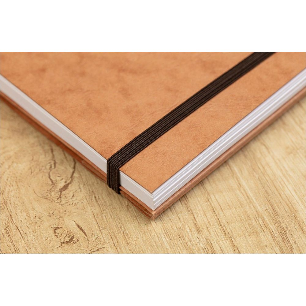 Ein braunes Notizbuch mit schwarzem Gummiband auf Holz.