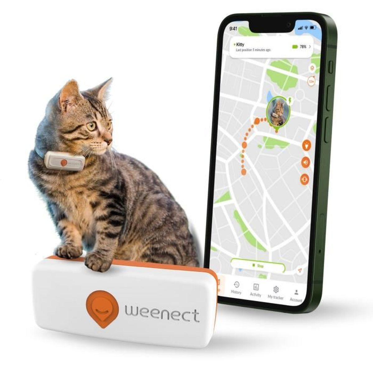 Eine Katze mit GPS-Halsband sitzt neben einem Handy, das eine Karte anzeigt.
