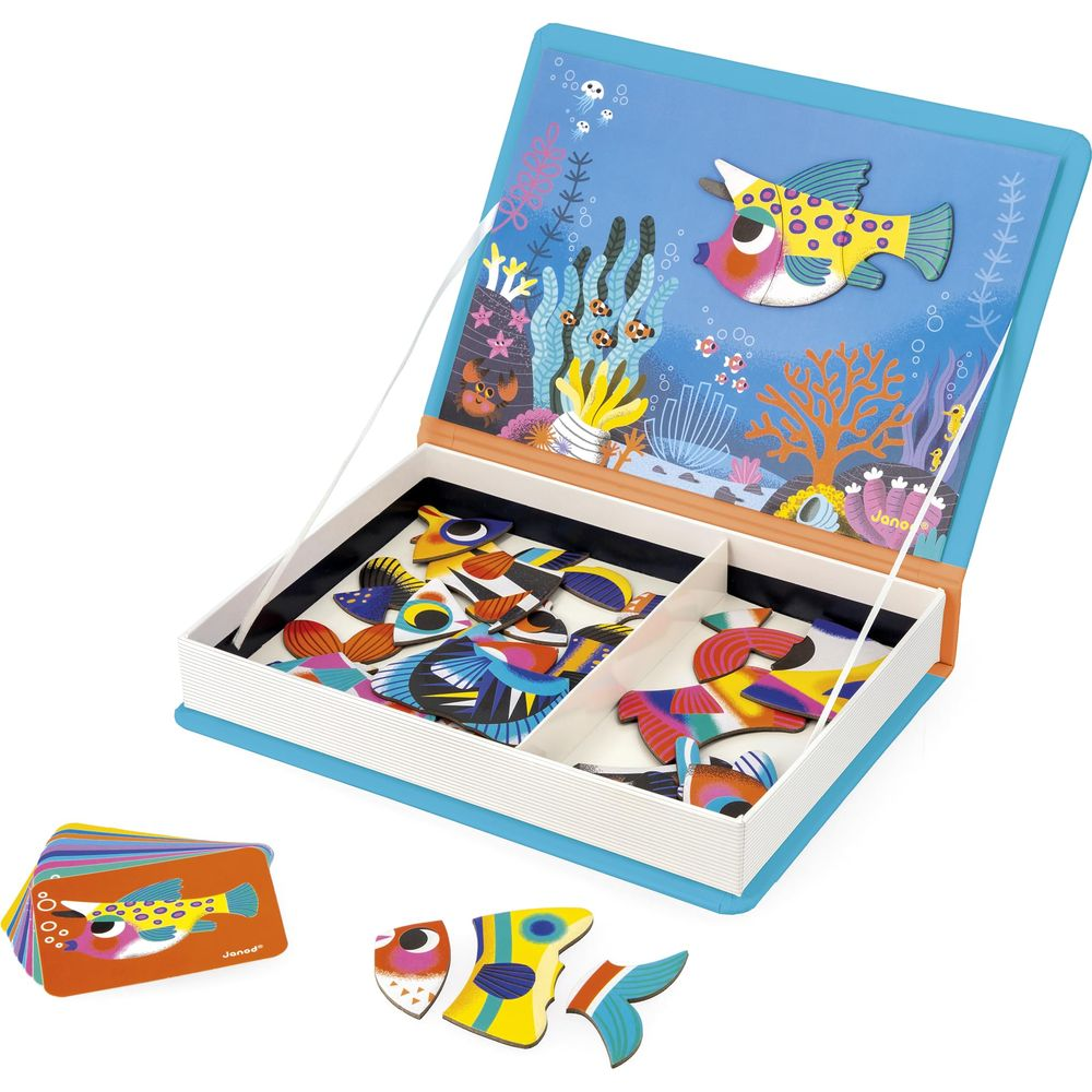 Ein Magnetbuch mit bunten Fischpuzzles und Karten auf blauem Meeresgrund.