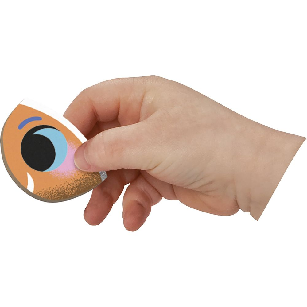 Eine Hand hält ein orangefarbenes Puzzleteil mit einem Auge.