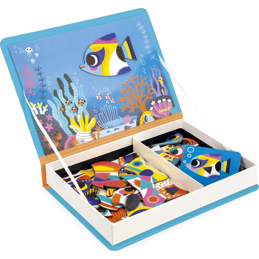 Ein Magnetspiel mit bunten Fischen und Unterwasserszenen, in einer Buchform verpackt.