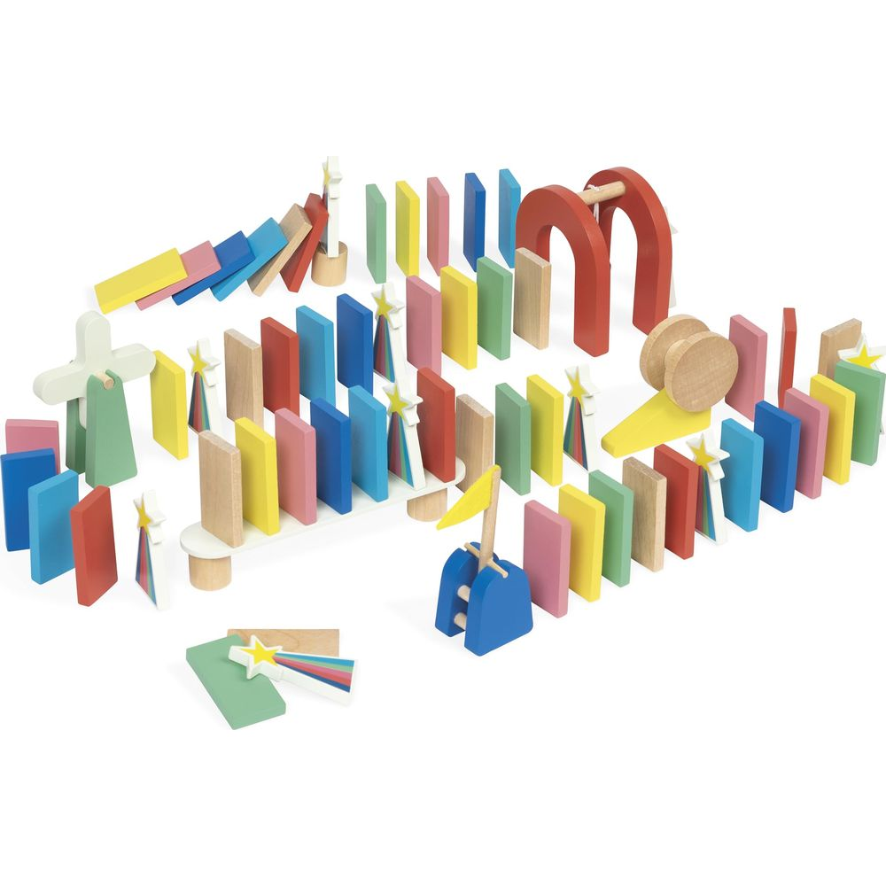 Viele bunte Holzdominos und Spielsteine auf weißem Hintergrund.