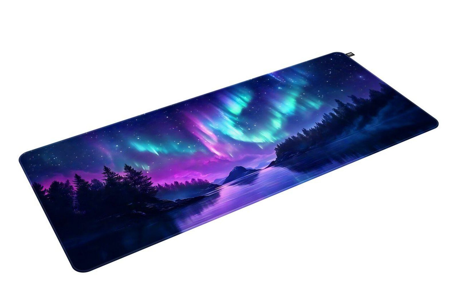 Un tappetino per mouse con l'aurora boreale sopra una foresta scura e acqua riflettente.