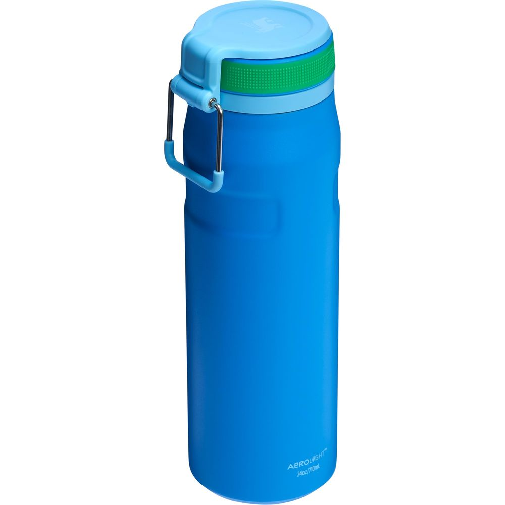 Una botella de agua azul con tapa azul claro y detalles verdes.