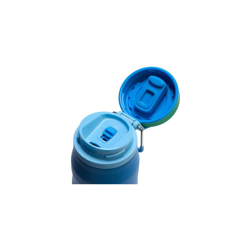 Primer plano de una tapa de botella de agua azul con borde verde y tapa abierta.