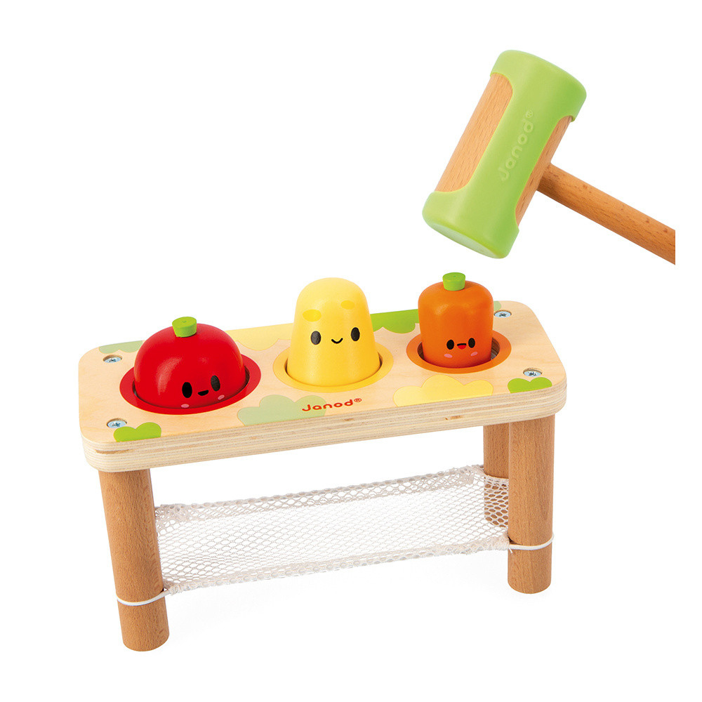 Ein Holzspielzeug mit einem Hammer und bunten Figuren, die in Löcher gesteckt werden.