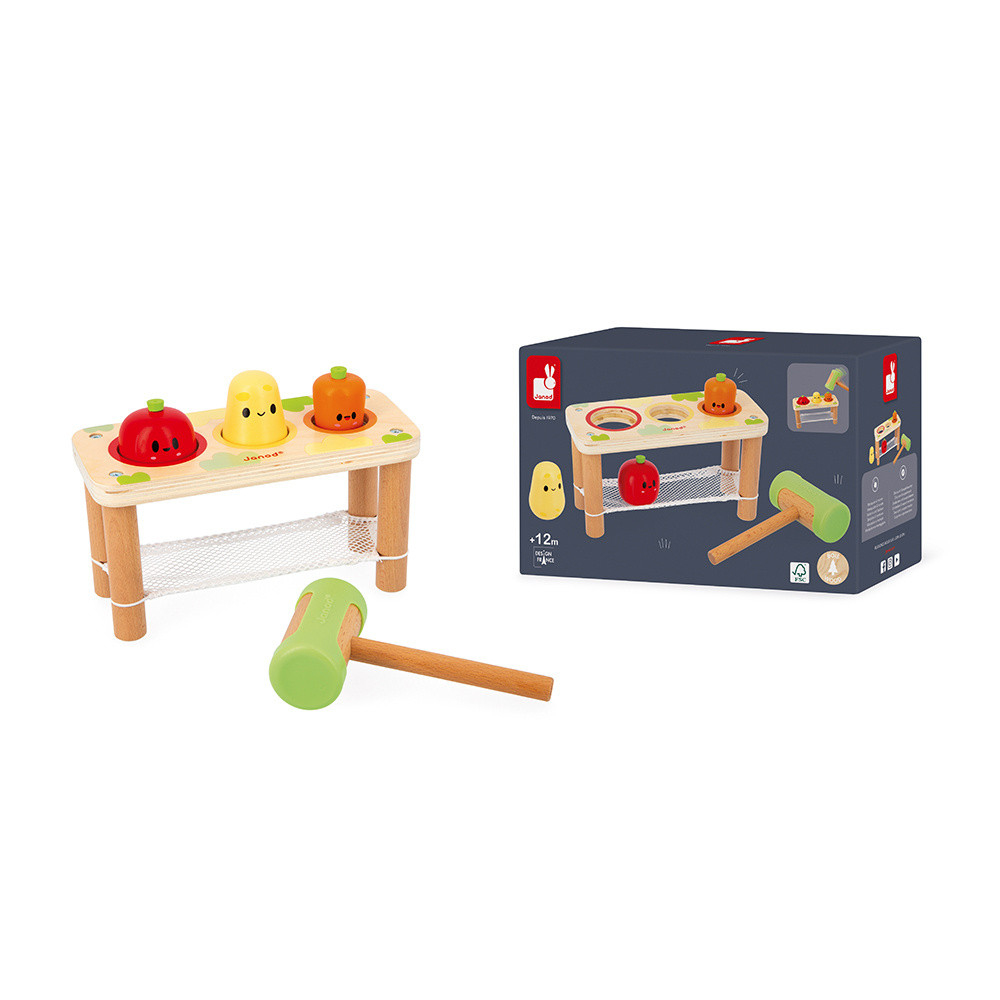 Holzspielzeug mit H ämmerchen, auf dem drei Früchte/Gemüse herausgestanzt werden.