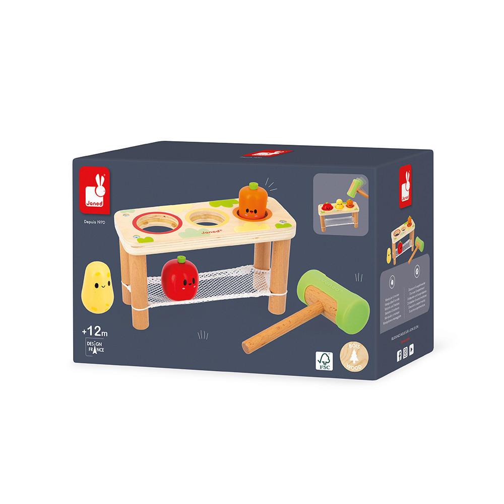 Spielzeug-Hämmerbank mit Holzspielzeug: Apfel, Karotte, Kartoffel.