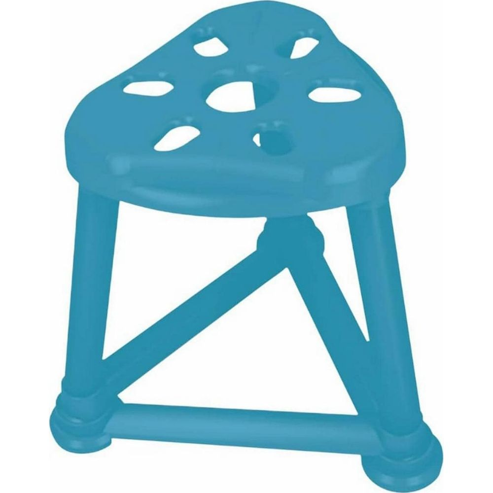 Ein blauer Plastikhocker mit dreieckigem Sitz und drei Beinen.