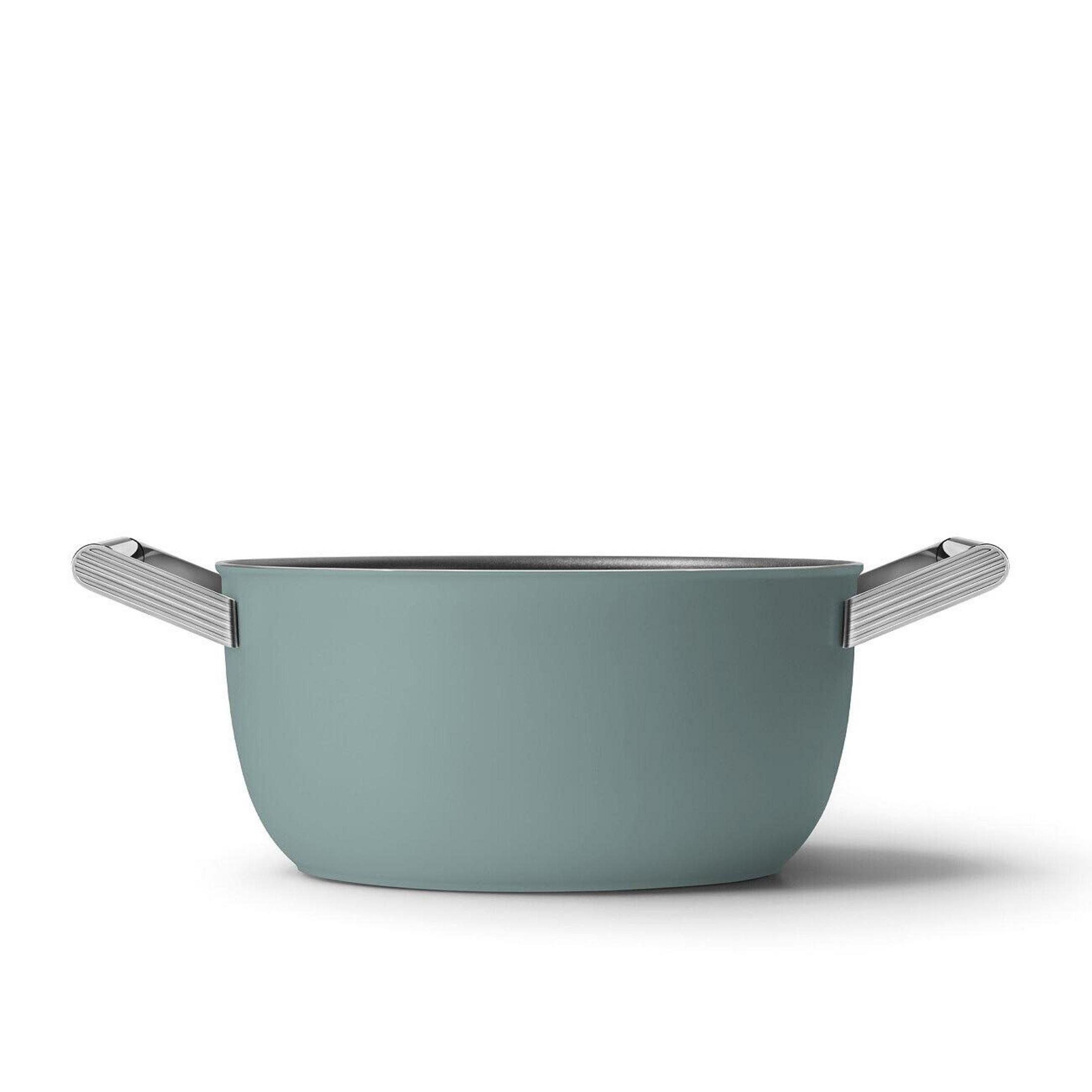Una olla poco profunda de color verde azulado con dos asas plateadas, sobre fondo blanco.