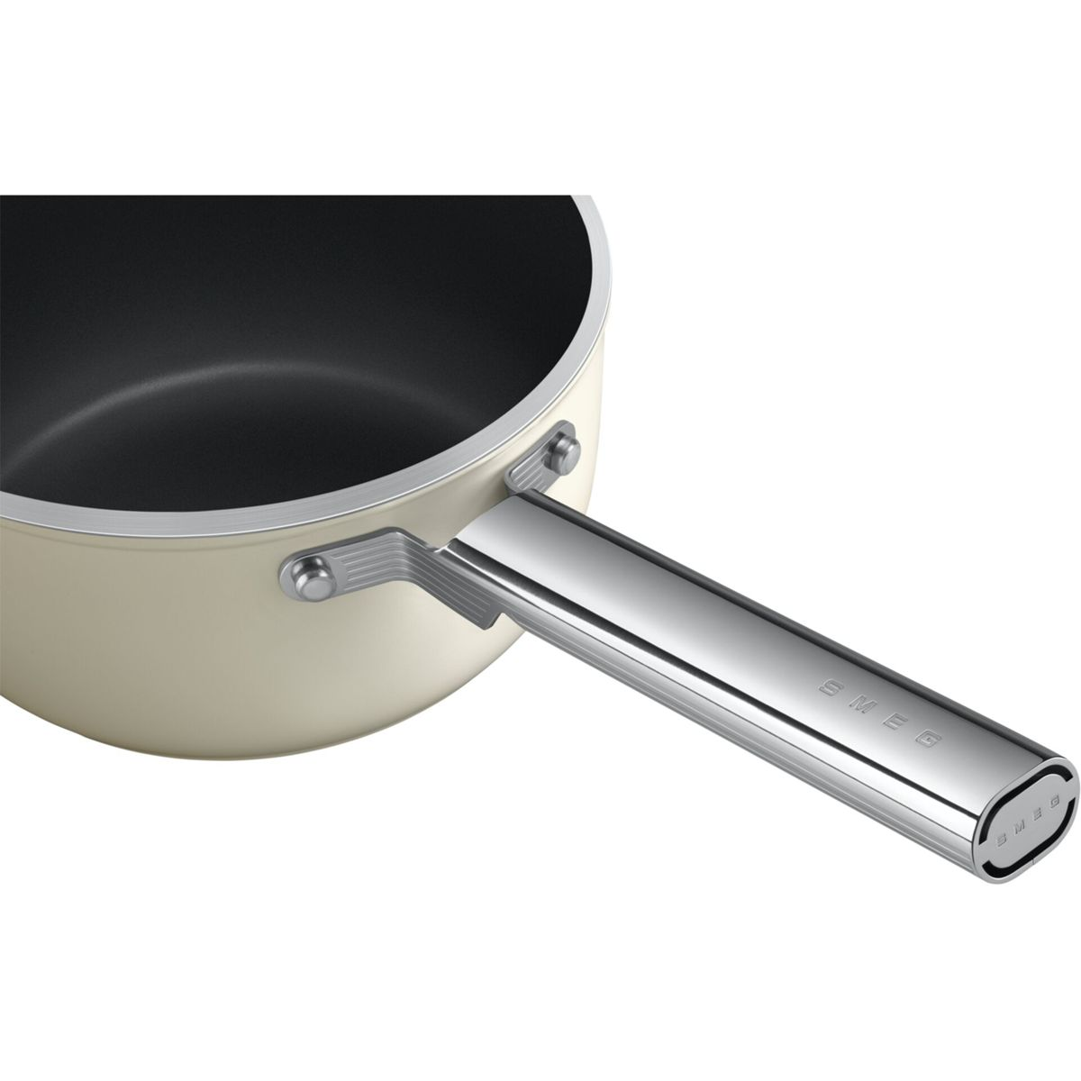 SMEG markalı parlak metal saplı krem rengi sos tenceresi.