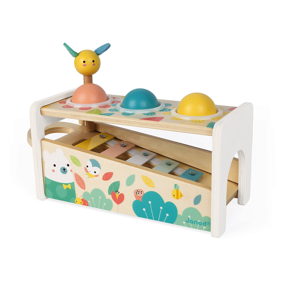 Ein buntes Holzspielzeug mit Xylophon und Ball-Hammer-Spiel. Bär-Illustration.