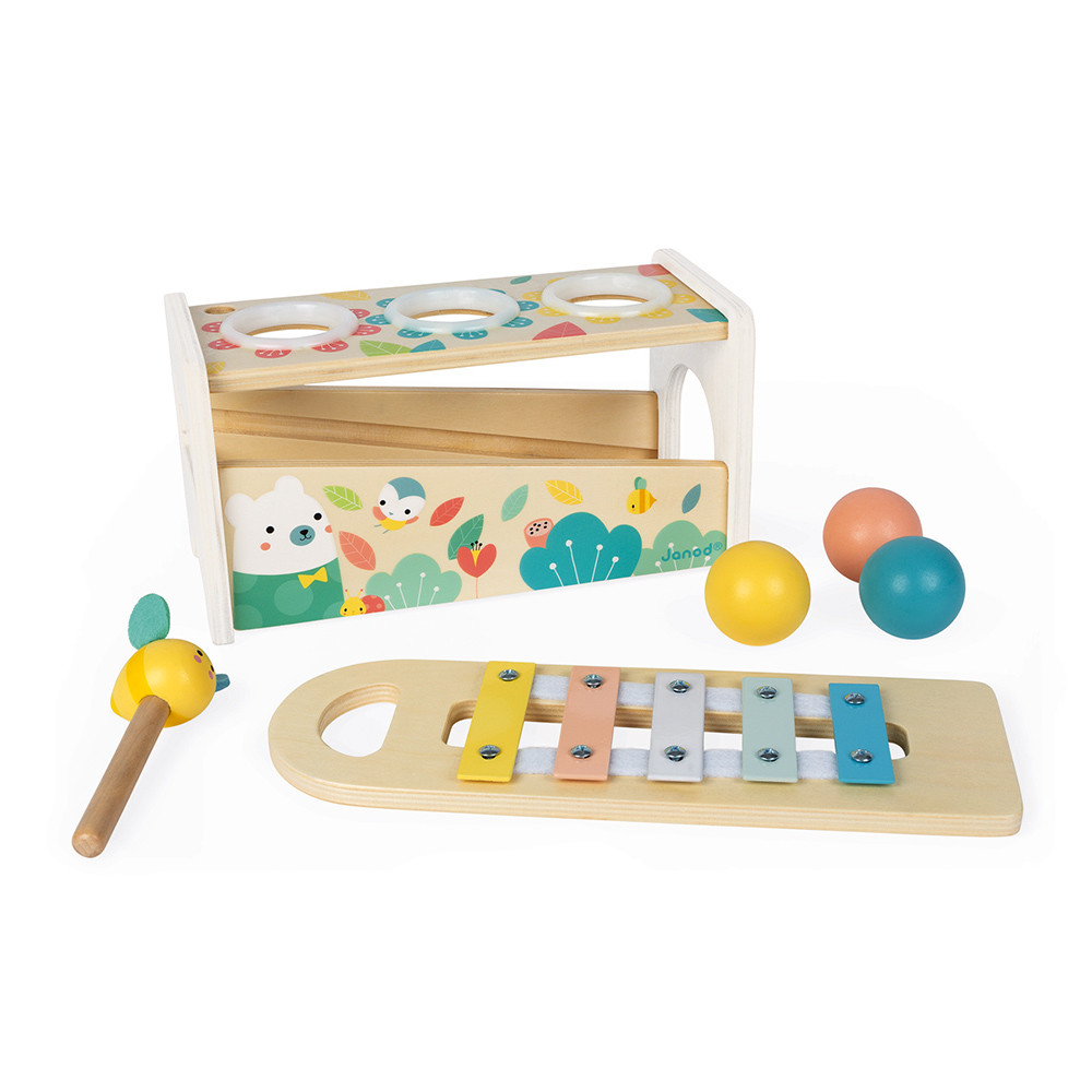 Hölzernes Babyspielzeug: ein Xylophon, ein Ballhammer mit Bär und drei Bälle.