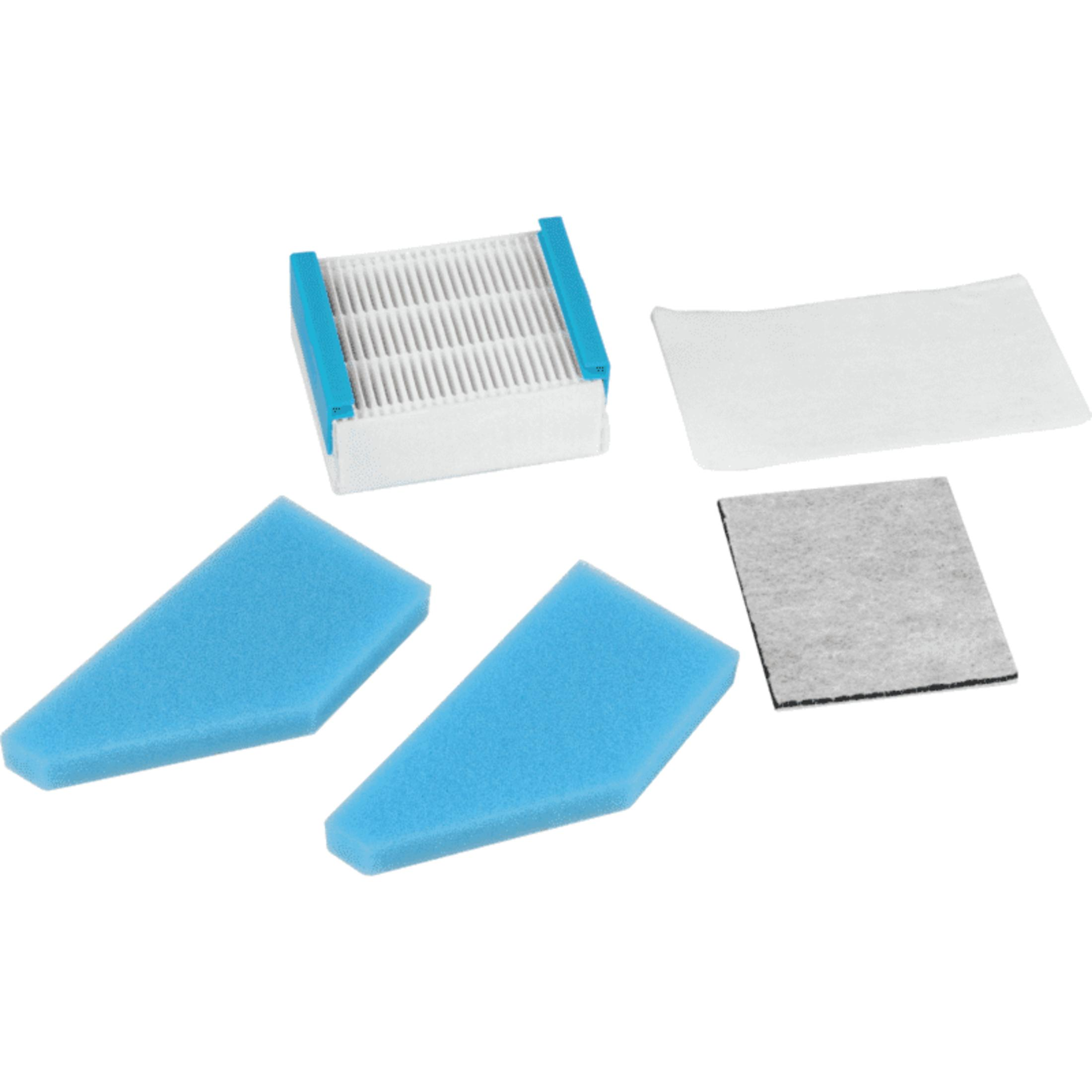 Cuatro piezas de filtro: blanca con bordes azules, dos esponjas azules, un filtro gris.