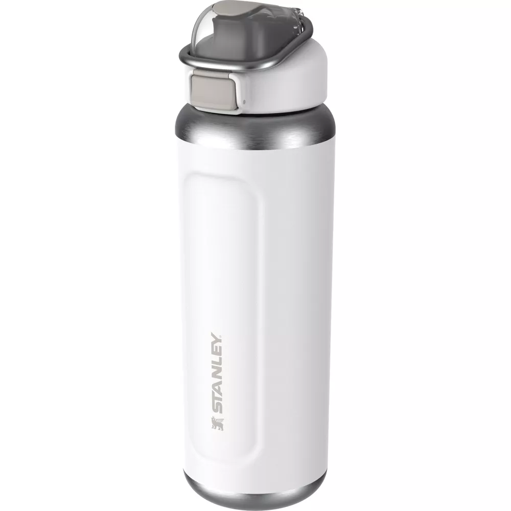 Botella termo blanca con base y tapa plateadas, marca Stanley.