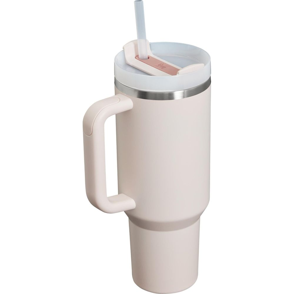 Kulp ve kapaklı mavi pipetli krem rengi bardak.