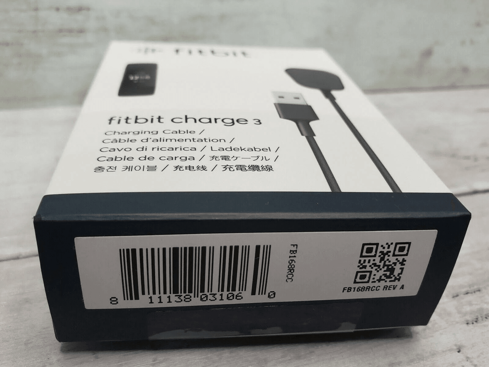 Caja de cable de carga Fitbit Charge 3 con código de barras y QR.