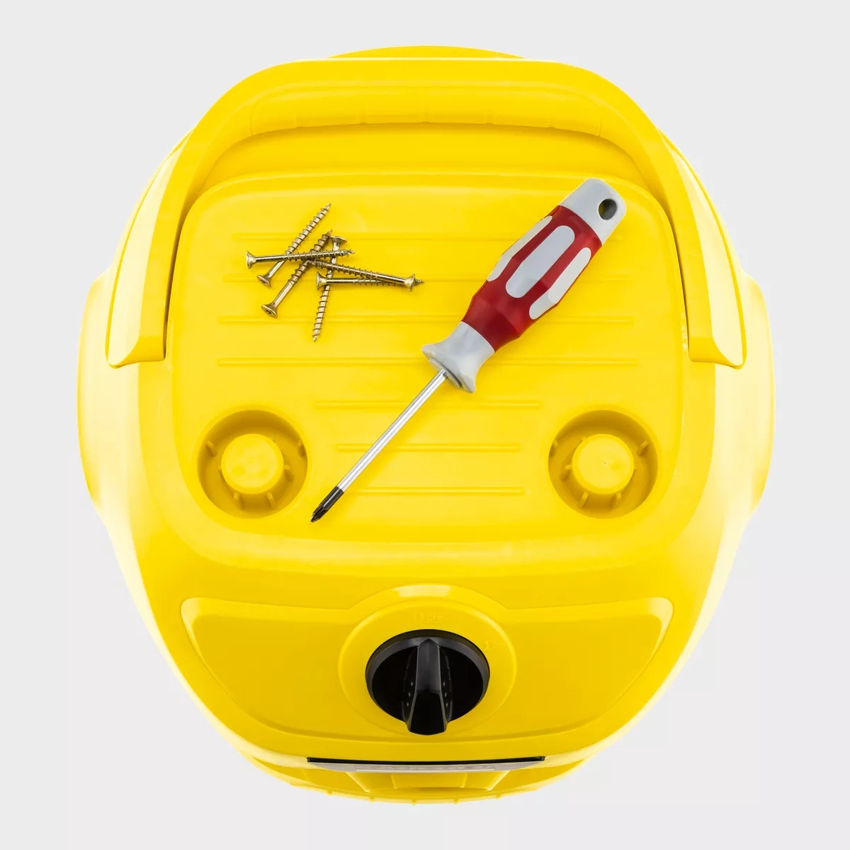 Un dispositivo giallo con cacciavite e viti.