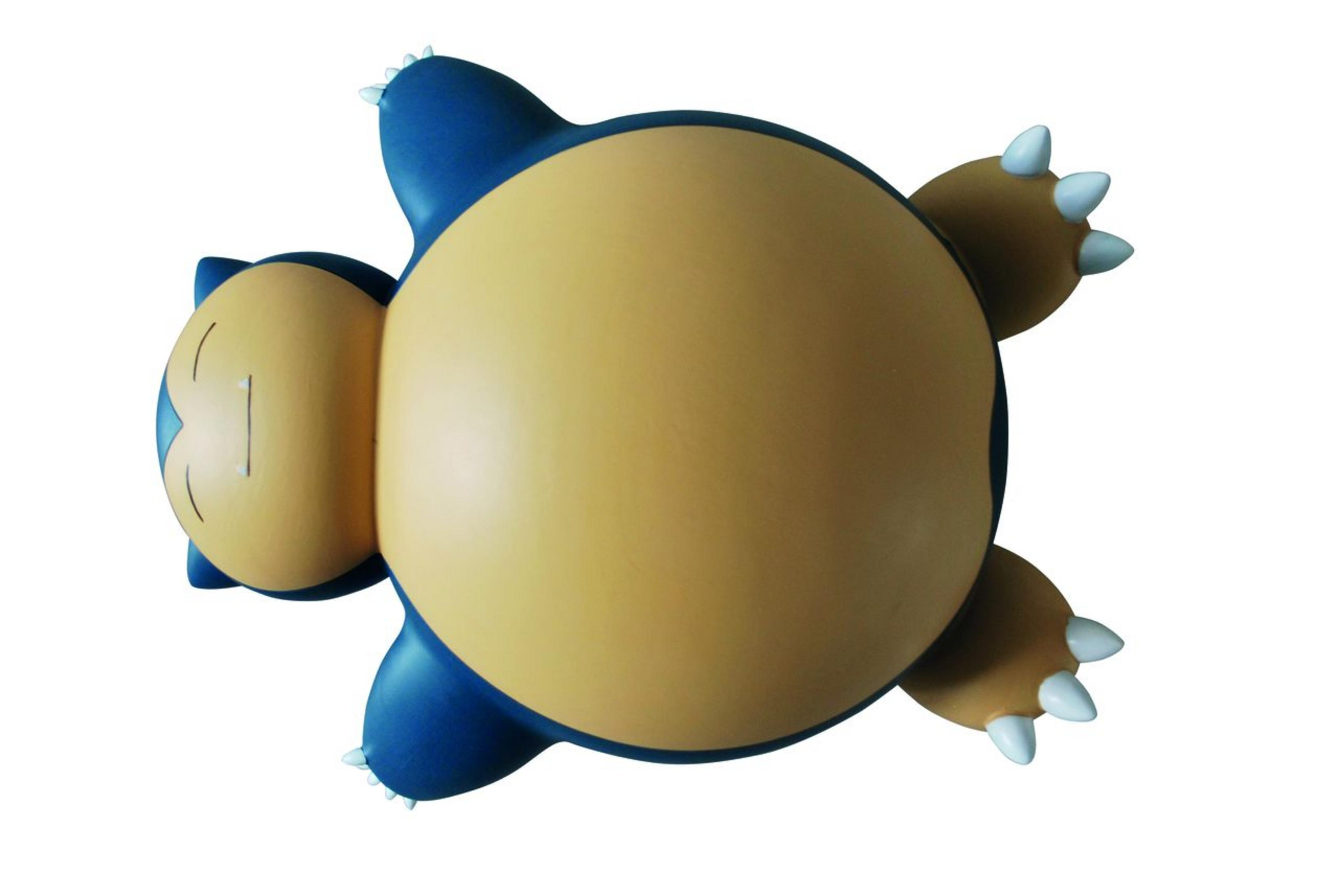 Eine Snorlax-Figur liegt auf dem Rücken, mit blauem Körper und gelbem Bauch.