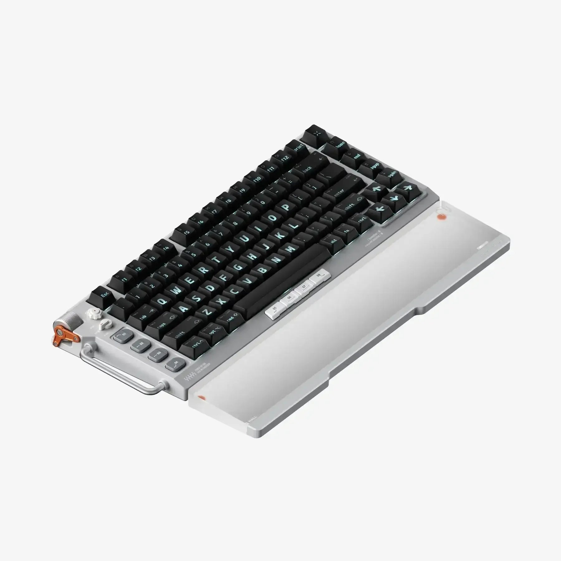 Una tastiera meccanica grigia con tasti neri e legende illuminate di blu su sfondo bianco.