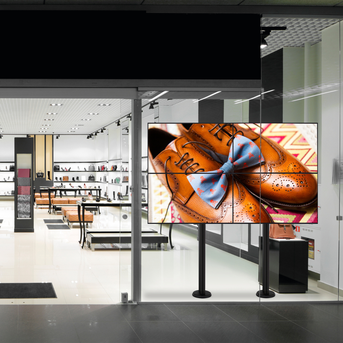 Braune Lederschuhe mit blauer Fliege auf einem gemusterten Teppich vor einem Schaufenster.